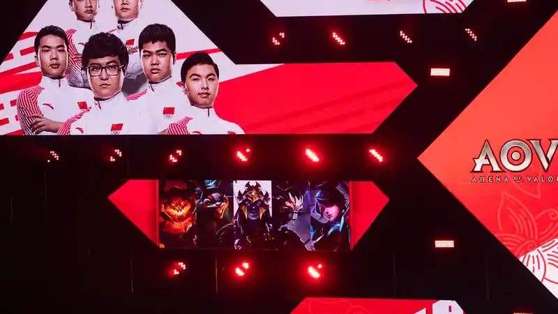 四季体育(SPORTS)官方网站 · Four Seasons Sports 中后卫：防线上的读图者